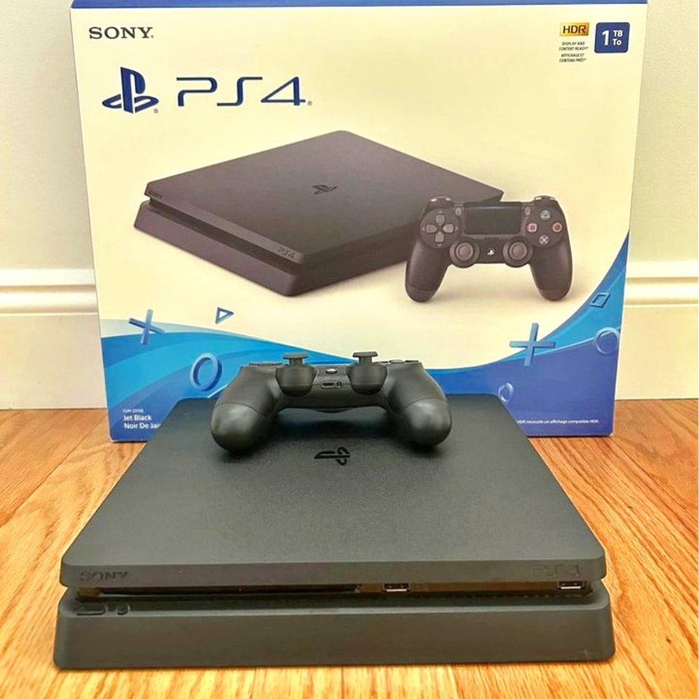 Playstation 4 console 500GB w/ 2 controllers & charging station & all cables